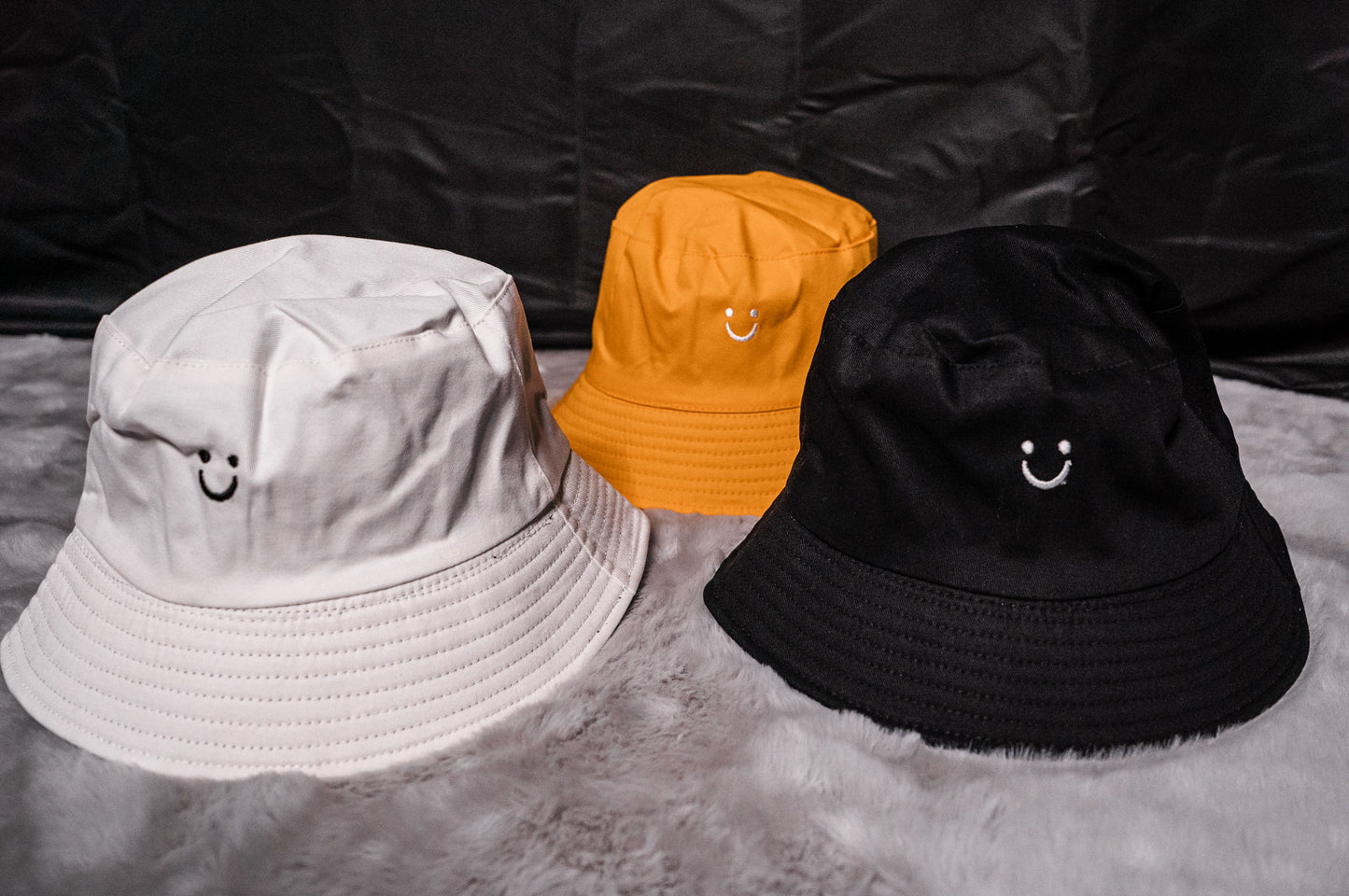 SMILEY FACE REVERSIBLE BUCKET HAT